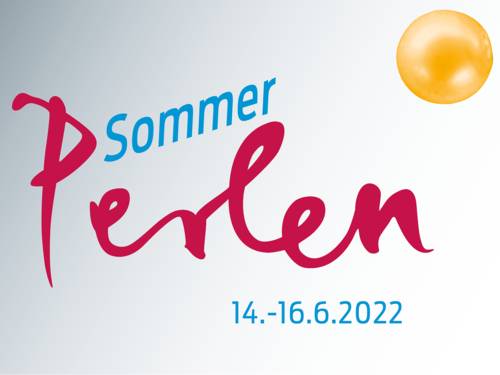 Schriftzug Sommerperlen 14. bis 16.6.2022 in blau und rot vor grauem Hintergrund. Oben rechts eine goldene Perle